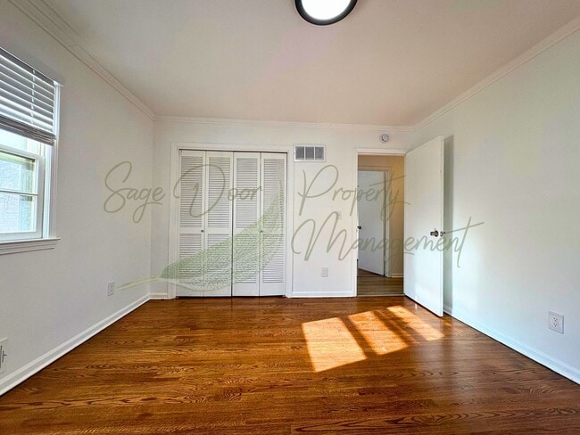 Building Photo - BEAUTIFULLY UPDATED 5 BED/ 3 BATH HOME WITH OVERSIZED GARAGE