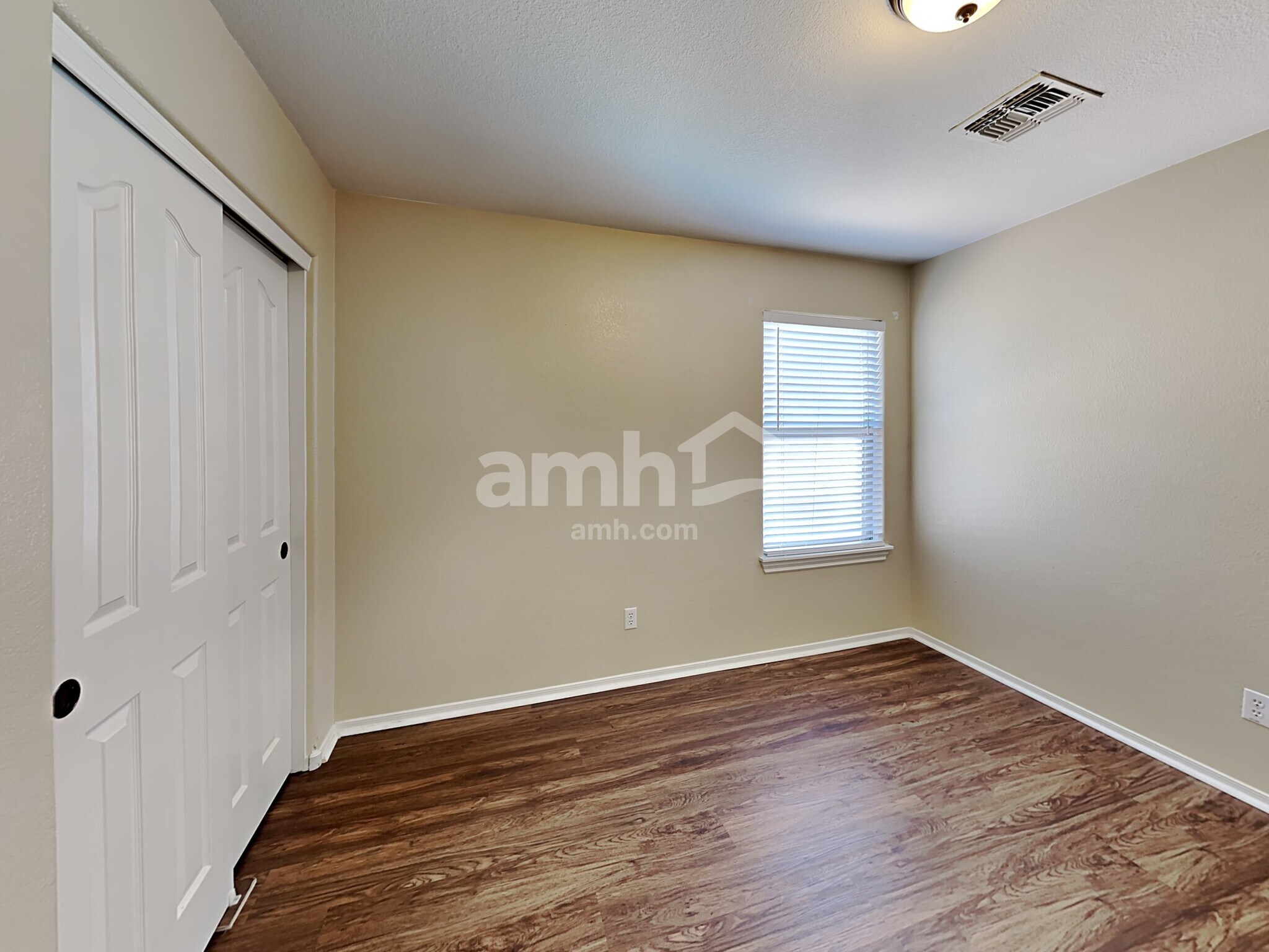 Building Photo - 18526 W Valerie Dr
