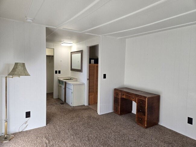 Building Photo - LIght Filled Rambler-Flexible lease term-