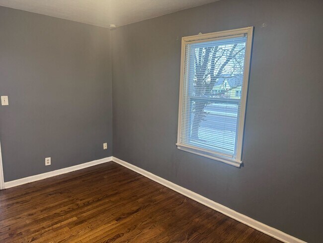 Building Photo - Adorable One Bedroom Home