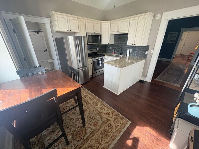 Building Photo - GERMANTOWN 2-BED 2-BATH FENCED YARD