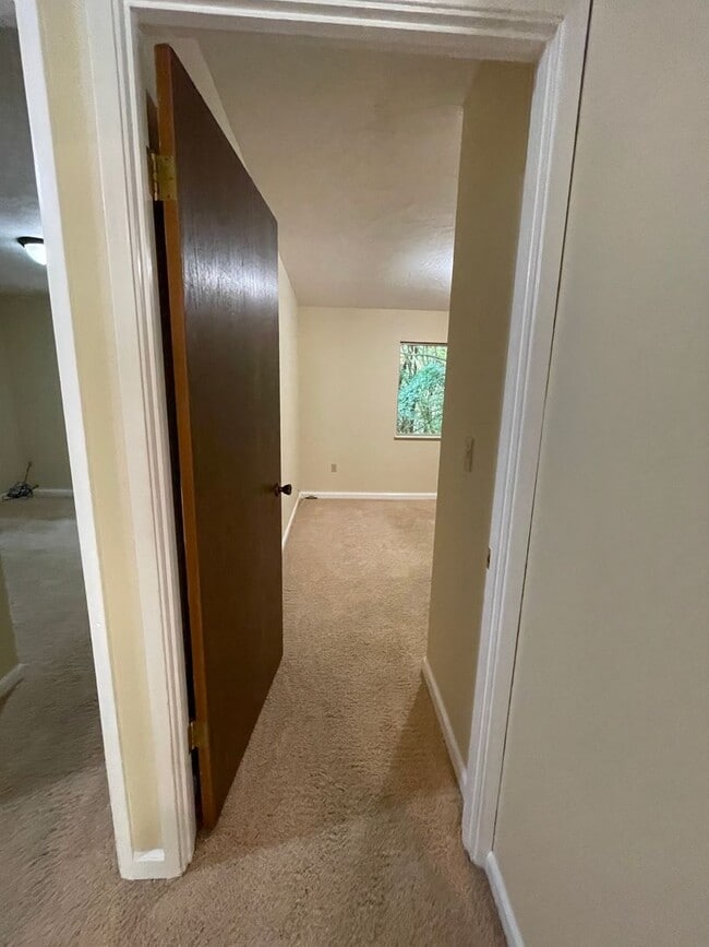 Building Photo - 4 bed, 3 bath split-level home in a private, forested setting (Bayside)