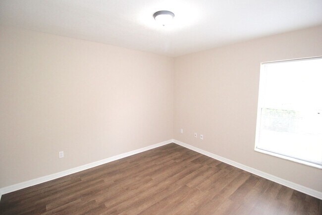 Building Photo - Huge 4 Bed 3 Bath Home w FENCED YARD and SCREENED LANAI for Rent!