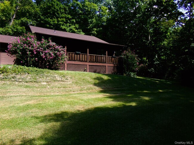 Building Photo - 449 White Schoolhouse Rd