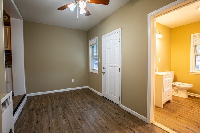 Building Photo - Charming 3 BR/3 BA Semi-Detached Home in F...