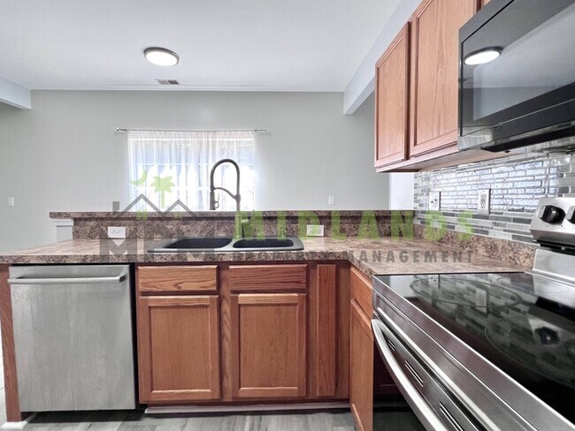 Building Photo - 523 Whitewater Dr