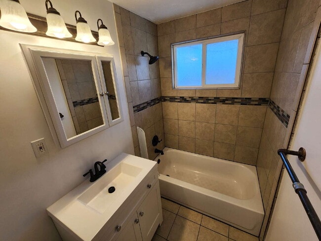 Building Photo - Charming 2 Bed 1 Bath in Park Hill!