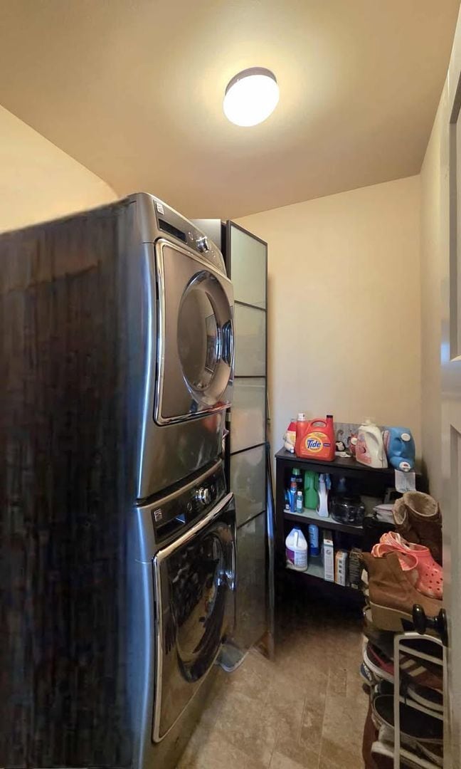 Building Photo - Large 3 bedroom, 3 bath newer build in sou...