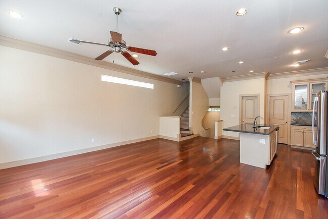 Building Photo - 953 Yale St