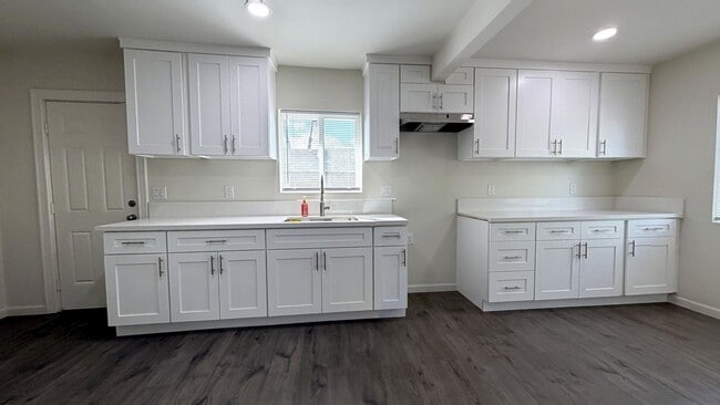 Building Photo - 1661 N Mountain View Ave