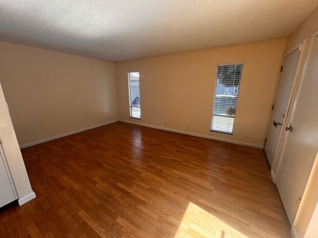 Building Photo - Great condo in a well managed complex with...