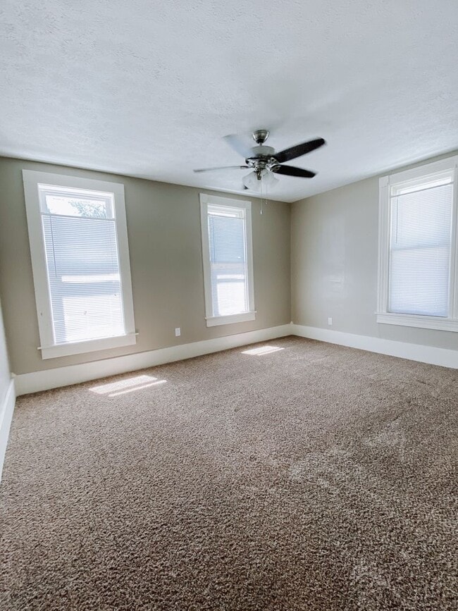 Building Photo - 2 bedroom and 1 bathroom duplex