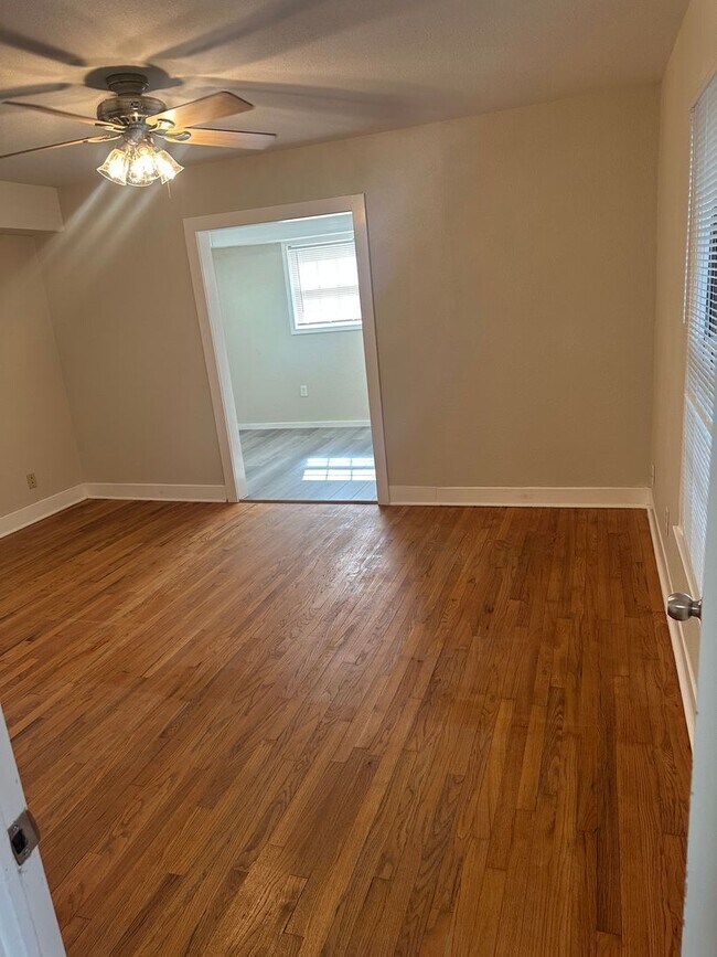 Building Photo - Large 5 Bedroom House in North Campus!