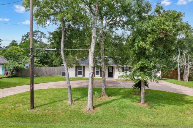 Building Photo - 3310 Oak Dr