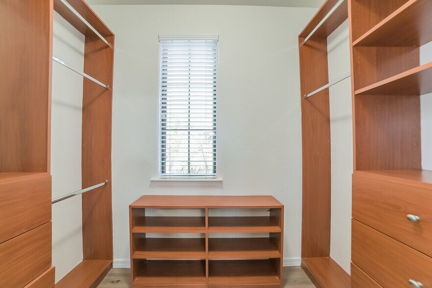 Building Photo - 2302 W Jake Haven