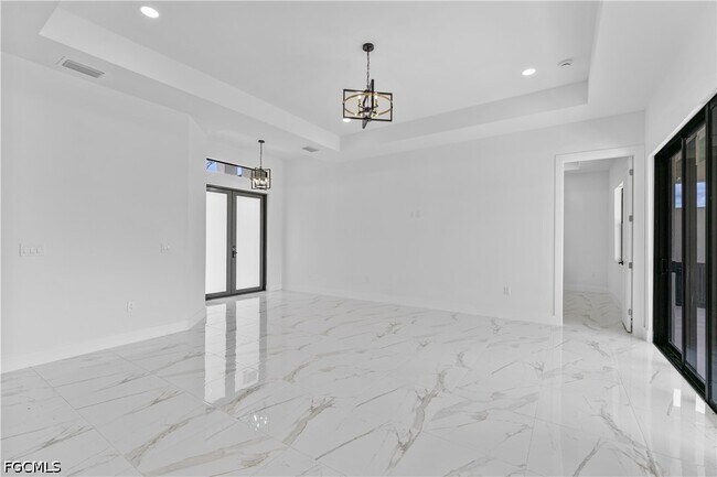 Building Photo - 548 Long Island St E
