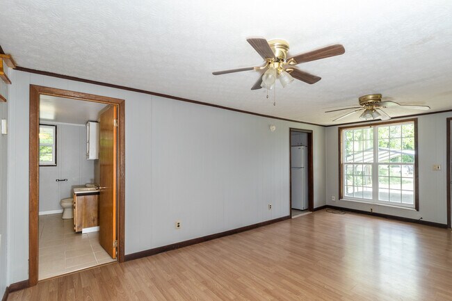 Building Photo - 513 Benton Cir