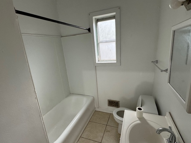 Clean and Bright Bath - 1104 N Toombs St