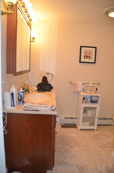 1st Bath - 35 Heartbreak Rd