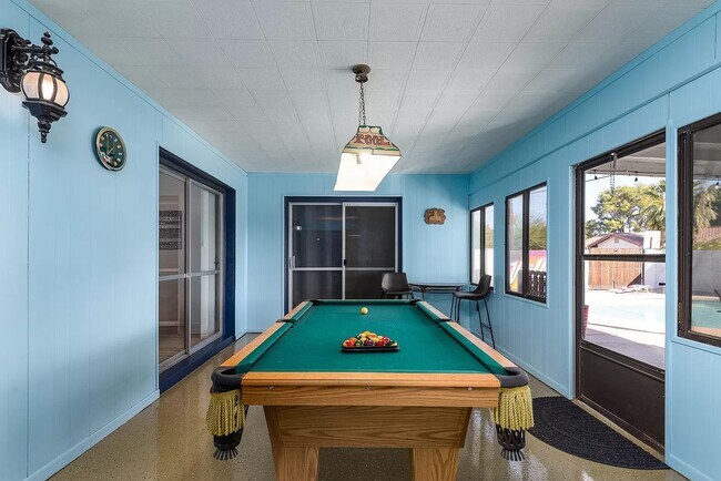 Building Photo - 635 E Manhatton Dr
