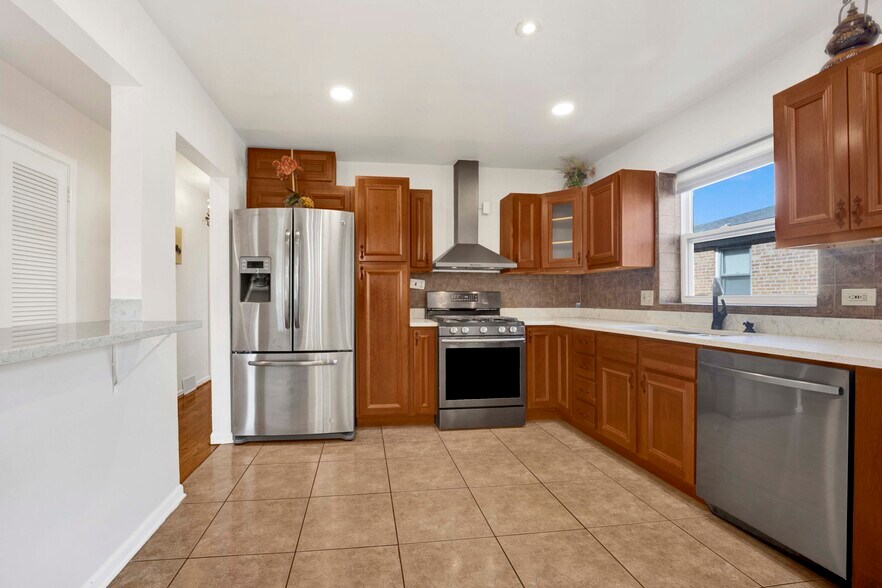 Building Photo - 9410 Lawler Ave