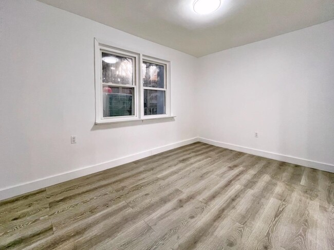 Building Photo - 389 Monmouth St