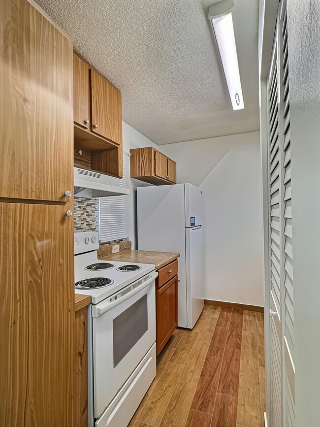 Building Photo - 889 Twin Lakes Dr
