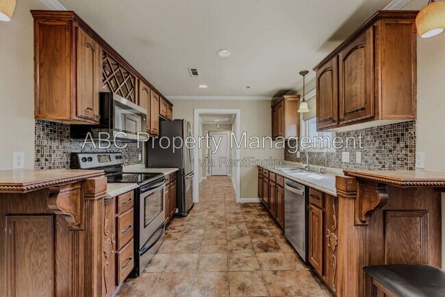 Building Photo - 911 Eicher Ave