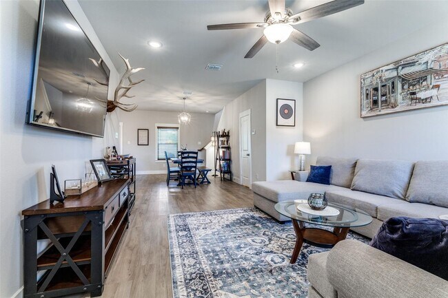 Building Photo - Beautifully Updated 3 Bed, 2.5 Bath in Pea...