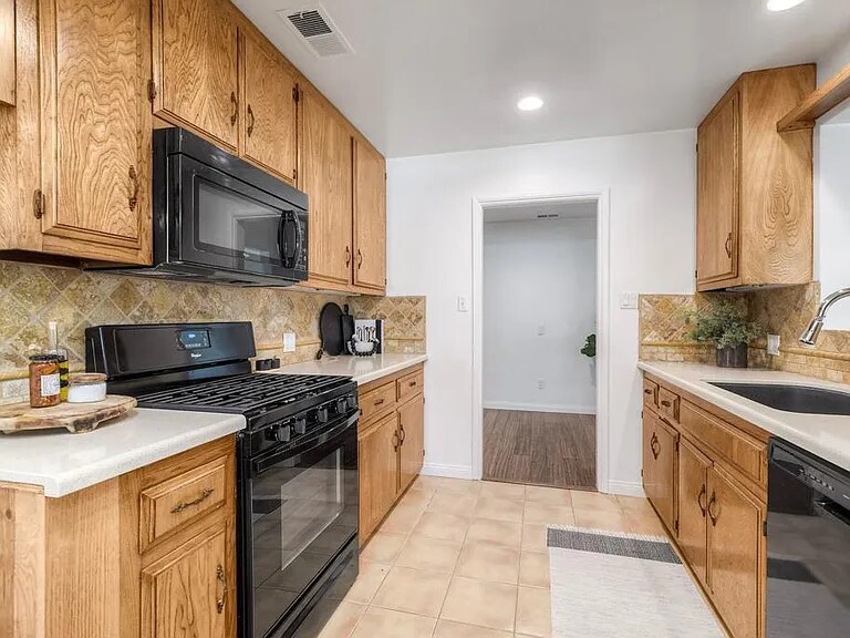 Building Photo - 1831 S Horne St