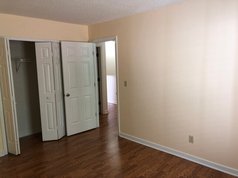 Building Photo - 4114 Bush Lake Dr