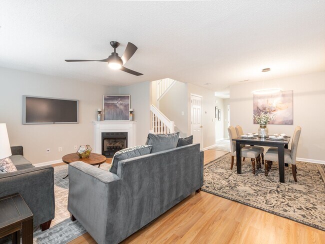 Building Photo - Super Townhouse with 2 MASTER BEDROOMS!