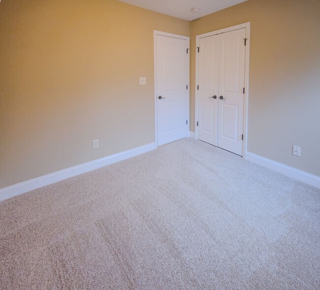 Building Photo - Knoxville 37931 - 4 bedroom 2.5 bath - call Ryan Fogarty 865-333-4840