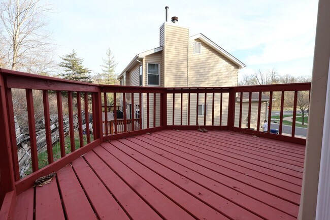 Building Photo - SPACIOUS 3 BEDROOM 2 BATH W/2 CAR GARAGE