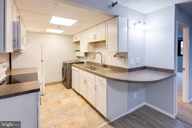 Building Photo - 5911 Edsall Rd