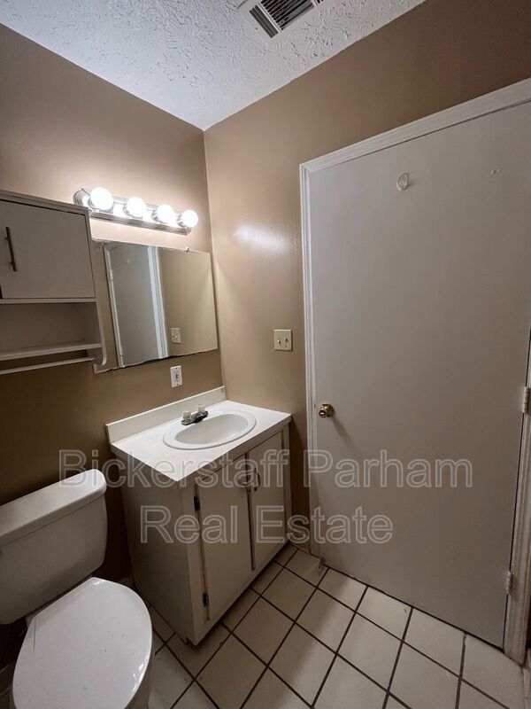 Building Photo - 2911 Gardenia St