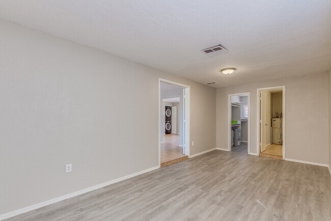 Building Photo - Spacious 4 Bed / 2 Bath Home in Phoenix – Move-In Ready!