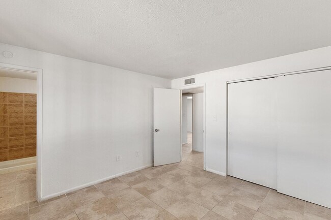 Building Photo - 7422 W Turney Ave