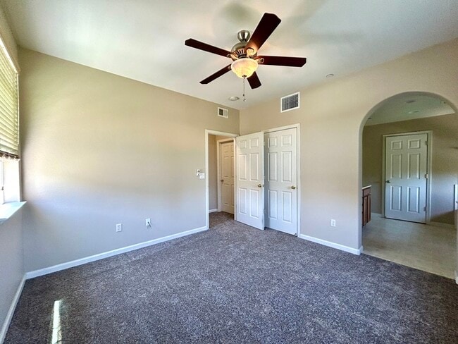 Building Photo - Beautiful 3 Bedroom Tri Level Townhome in ...