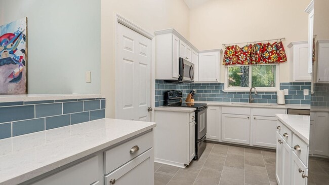 Building Photo - 3 bedroom 2 bathroom house in Chelsea Park - Mt.Pleasant