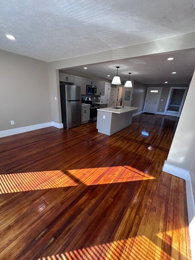 Building Photo - Village of Manlius 1 bedroom/ 1 full bathroom Apt. Sign a lease and pay $1,000 for the month of J...