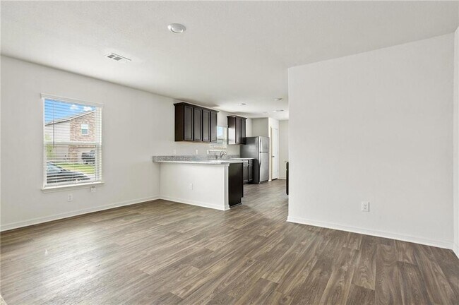 Building Photo - 201 Cres Park Dr