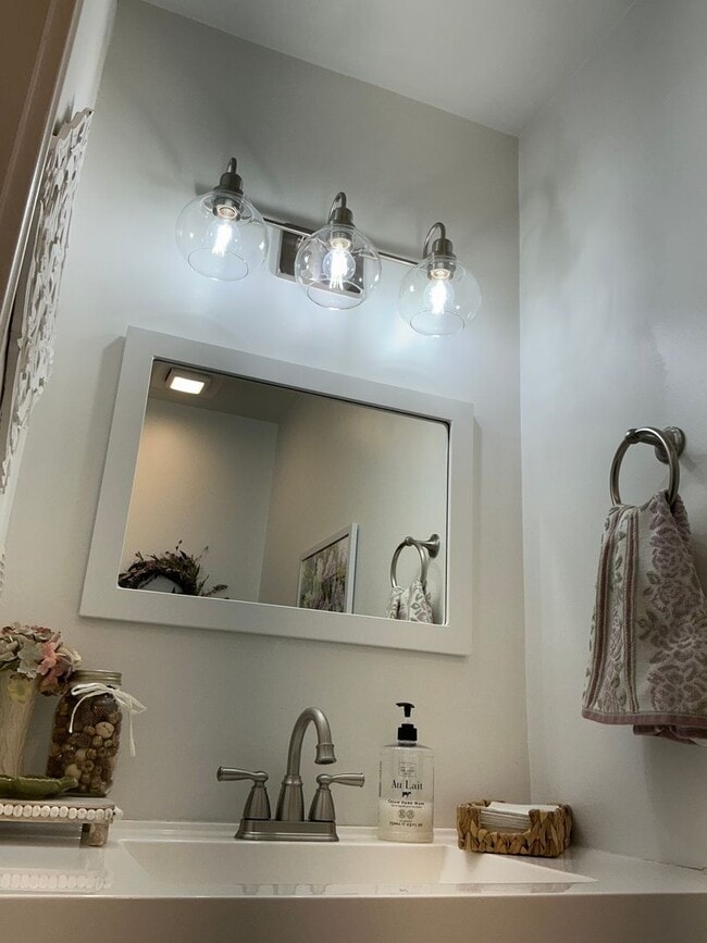 Building Photo - Exceptional 2 bedroom Condo