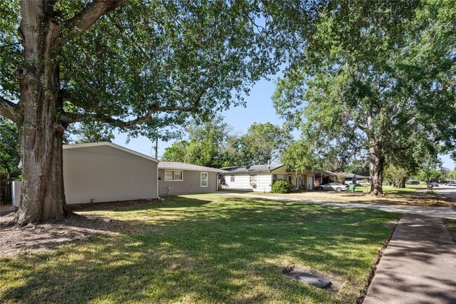 Building Photo - 6138 Kenilwood Dr