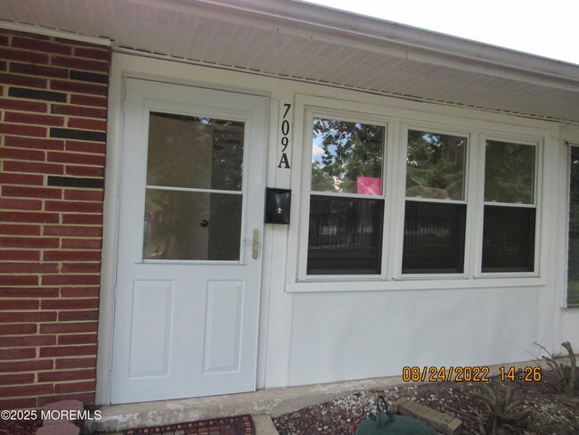 Building Photo - 709A Plymouth Dr