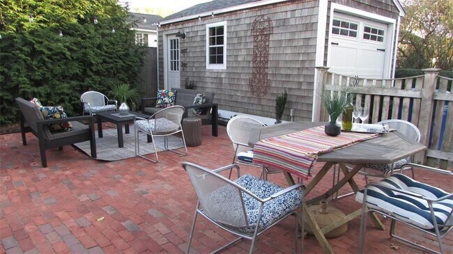 Building Photo - 16 Carroll Ave