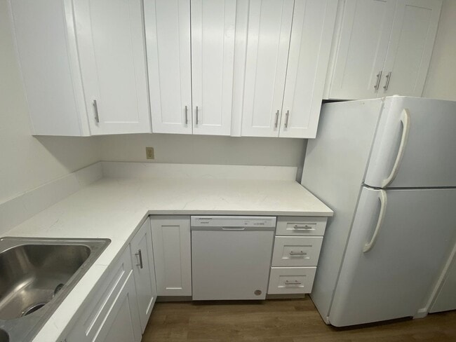 Building Photo - Remodeled 2 Bedroom Apartment - La Tierra Garden Apartements