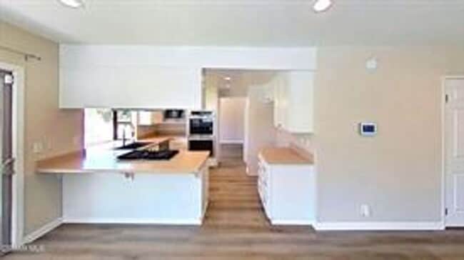 Building Photo - Tucked away on a quiet cul-de-sac in desirable Newbury Park 5+3 home