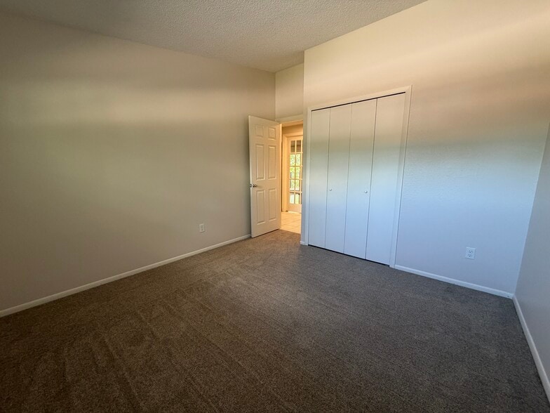 Building Photo - 1140 Cenotaph Cir