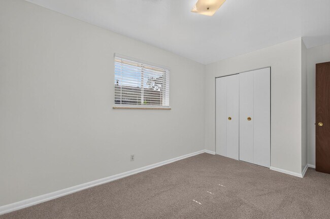 Building Photo - Cozy 2 bedroom duplex
